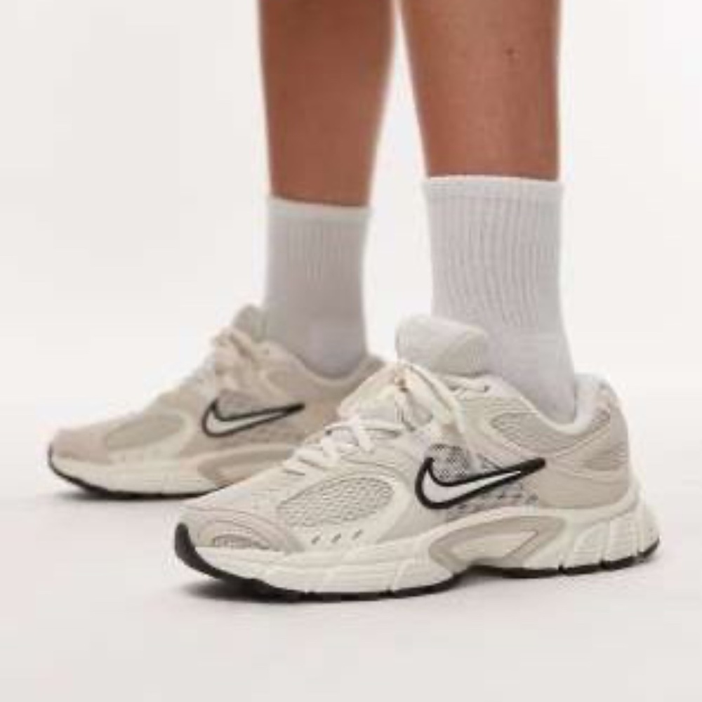 Nike V5 RNR sneakers in beige